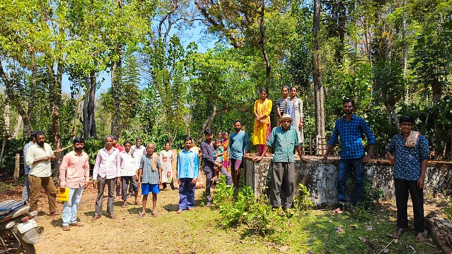 ಕಳಸ ತಾಲ್ಲೂಕಿನ ತೋಟದೂರು ಗ್ರಾಮ ಪಂಚಾಯಿತಿ ವ್ಯಾಪ್ತಿಯ ಆಳುಗೋಡು ನಿವಾಸಿಗಳು ನೀರಿನ ಟ್ಯಾಂಕ್ ಬಳಿ ಜಮಾಯಿಸಿರುವುದು