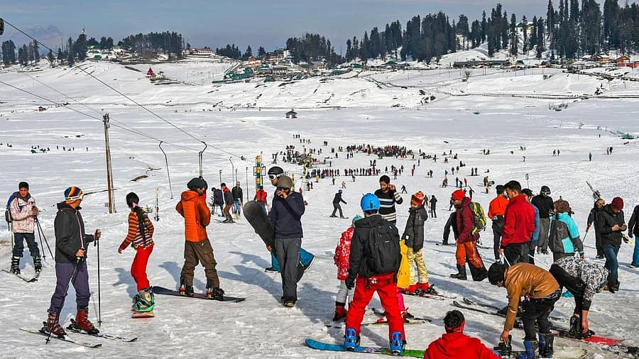 <div class="paragraphs"><p>ಗುಲ್ಮಾರ್ಗ್ನಲ್ಲಿ ಹಿಮದ ನಡುವೆ ಆಟವಾಡುತ್ತಿರುವ ಪ್ರವಾಸಿಗರು</p></div>