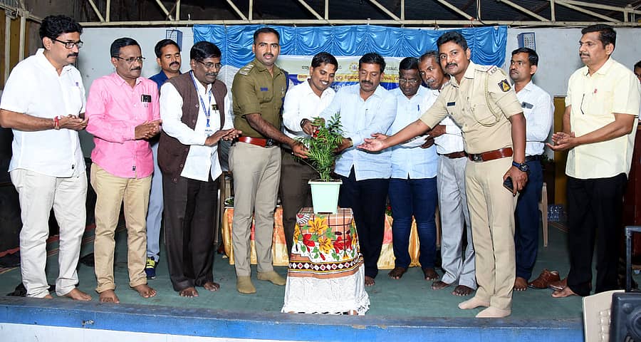 ಗೋಕಾಕದಲ್ಲಿ ಎಸ್ಸೆಸ್ಸೆಲ್ಸಿ ವಿದ್ಯಾರ್ಥಿಗಳಿಗಾಗಿ ಶಿಕ್ಷಣ ಇಲಾಖೆ ರೂಪಿಸಿರುವ ‘ಮಿಸ್ಡ್ಕಾಲ್ ಮಾಡಿ ಉತ್ತರ ಪಡೆಯಿರಿ’ ಅಭಿಯಾನಕ್ಕೆ ತಹಶೀಲ್ದಾರ್ ಡಾ. ಮೋಹನ ಭಸ್ಮೆ ಚಾಲನೆ ನೀಡಿದರು