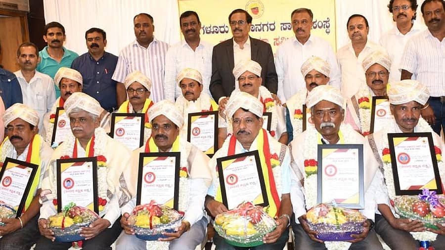 ಕನ್ನಡ ಪರಿಚಾರಕರಿಗೆ ಬಿಎಂಟಿಸಿ ಕನ್ನಡ ಕ್ರಿಯಾ ಸಮಿತಿವತಿಯಿಂದ ಸೋಮವಾರ ‘ಸಾರಿಗೆ ಕನ್ನಡ ರತ್ನ‘ ಪ್ರಶಸ್ತಿ ಪ್ರದಾನ ಮಾಡಲಾಯಿತು.
