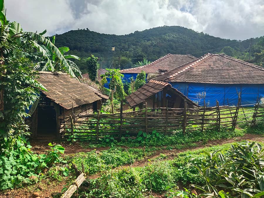 ಸುತ್ತ ಆವರಿಸಿದ ಗುಡ್ಡದ ನಡುವೆ ಇರುವ ಕಾರವಾರ ತಾಲ್ಲೂಕಿನ ಕಮ್ಮರಗಾಂವ ಹಳ್ಳಿಯ ಮನೆಗಳು.