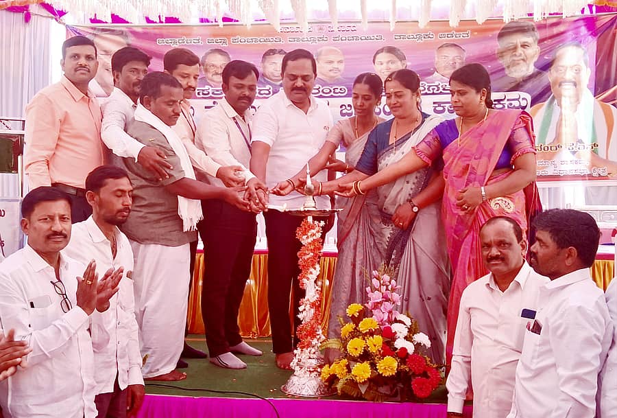 ತಾಲ್ಲೂಕಿನ ಚೌಳಹಿರಿಯೂರಿನಲ್ಲಿ ಜನಸ್ಪಂದನಾ ಕಾರ್ಯಕ್ರಮವನ್ನು ಶಾಸಕ ಕೆ.ಎಸ್.ಆನಂದ್ ಉದ್ಘಾಟಿಸಿದರು