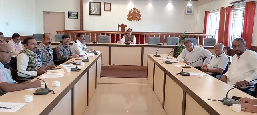 <div class="paragraphs"><p>ವನ್ಯಜೀವಿ ಮಾನವ ಸಂಘರ್ಷ ತಡೆಗೆ ಜಿಲ್ಲಾಧಿಕಾರಿ ನೇತೃತ್ವದಲ್ಲಿ ಮಂಗಳವಾರ ಮಡಿಕೇರಿಯಲ್ಲಿ ನಡೆದ ಸಭೆಯಲ್ಲಿ ಹಲವು ವಿಷಯ ತಜ್ಞರು ಭಾಗವಹಿಸಿದ್ದರು</p></div>