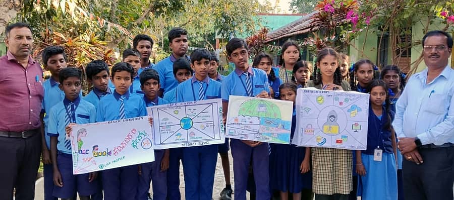 ಯಳಂದೂರು ತಾಲ್ಲೂಕಿನ ಬನ್ನಿಸಾರಿಗೆ ಗ್ರಾಮದ ಸರ್ಕಾರಿ ಉನ್ನತೀಕರಿಸಿದ ಸರ್ಕಾರಿ ಶಾಲೆಯಲ್ಲಿ ವಿದ್ಯಾರ್ಥಿಗಳು, ಮುಖ್ಯಶಿಕ್ಷಕ ರುದ್ರಸ್ವಾಮಿ ಸುರಕ್ಷಿತ ಇಂಟರ್ನೆಟ್ ದಿನದ ಅಂಗವಾಗಿ ಜಾಗೃತಿ ಜಾಥಾಕ್ಕೆ ಸಿದ್ಧತೆ ನಡೆಸಿದರು