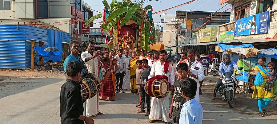 ಕುದೂರಿನ ರಾಮಲಿಂಗ ಚೌಡೇಶ್ವರಿ ರಥೋತ್ಸವವು ಶನಿವಾರ ವಿಜೃಂಭಣೆಯಿಂದ ನಡೆಯಿತು