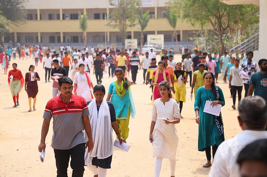 ರಾಯಚೂರಿನ ಎಸ್ಆರ್ಪಿಎಸ್ ಕಾಲೇಜಿನ ಪರೀಕ್ಷಾ ಕೇಂದ್ರದಲ್ಲಿ ಪೊಲೀಸ್ ಕಾನ್ಸ್ಟೆಬಲ್ ಪರೀಕ್ಷೆ ಬರೆದು ಹೊರಗೆ ಬಂದ ಅಭ್ಯರ್ಥಿಗಳು