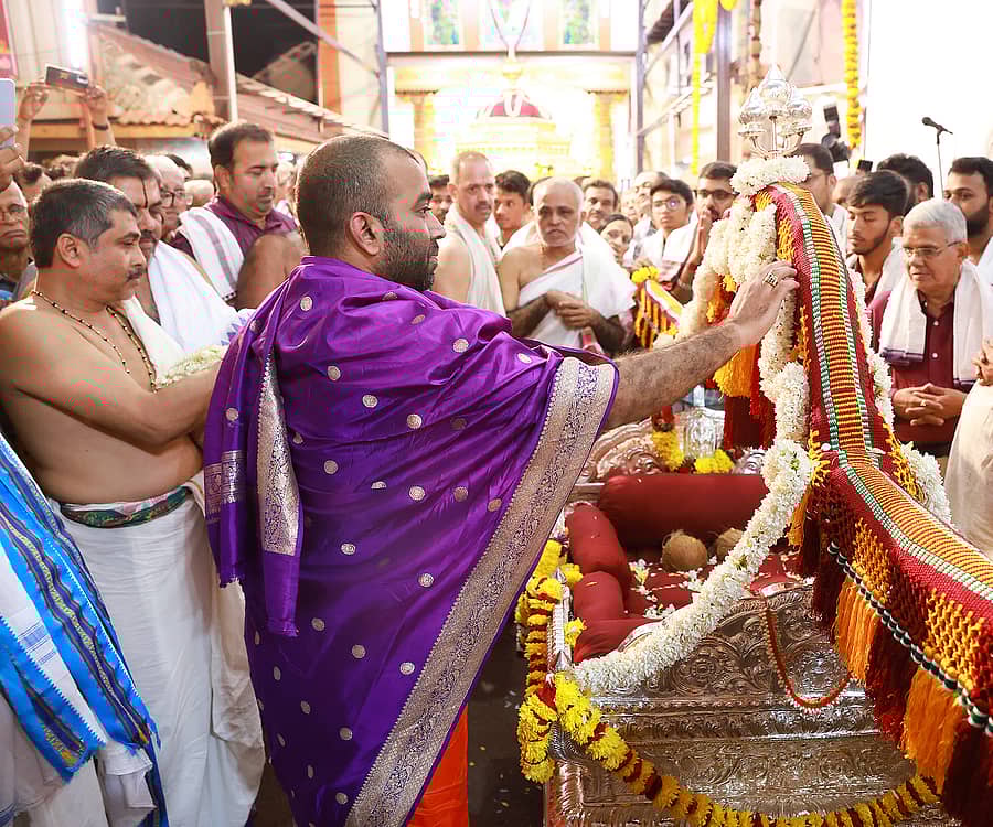 ಕಾಶೀ ಮಠದಿಂದ ಅಯೋಧ್ಯೆ ಶ್ರೀರಾಮಮಂದಿರಕ್ಕೆ ಅರ್ಪಿಸಲು ನಿರ್ಮಿಸಿರುವ ನೂತನ ಬೆಳ್ಳಿ ಪಲ್ಲಕ್ಕಿಯನ್ನು ಸಂಯಮೀಂದ್ರ ತೀರ್ಥ ಸ್ವಾಮೀಜಿ ವೀಕ್ಷಿಸಿದರು 