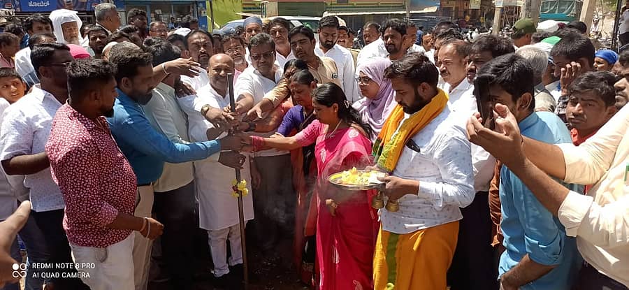 <div class="paragraphs"><p>ರಾಮನಗರದ ಅರ್ಕೇಶ್ವರ ಕಾಲೊನಿ, ಅರಳಿಮರ ವೃತ್ತ, ಯಾರಬ್ ನಗರ ಹಾಗೂ ಬಾಲಗೇರಿ ವೃತ್ತದಲ್ಲಿ ಚರಂಡಿ ನಿರ್ಮಾಣ ಹಾಗೂ ಕವರಿಂಗ್ ಸ್ಲ್ಯಾಬ್ ಅಳವಡಿಸುವ ಕಾಮಗಾರಿಗೆ ಶಾಸಕ ಎಚ್.ಎ. ಇಕ್ಬಾಲ್ ಹುಸೇನ್ ಗುರುವಾರ ಭೂಮಿಪೂಜೆ ನೆರವೇರಿಸಿದರು. </p></div>