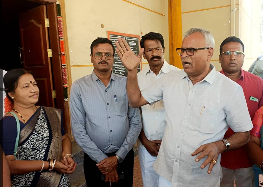 ಮಾಸ್ತಿ ವೆಂಕಟೇಶ್ ಅಯ್ಯಂಗಾರ್ ರಂಗಮಂದಿರವನ್ನು ಶಾಸಕ ಕೆ.ವೈ.ನಂಜೇಗೌಡ ಅಧಿಕಾರಿಗಳೊಂದಿಗೆ ಭೇಟಿ ನೀಡಿ ಪರಿಶೀಲಿಸಿದರು