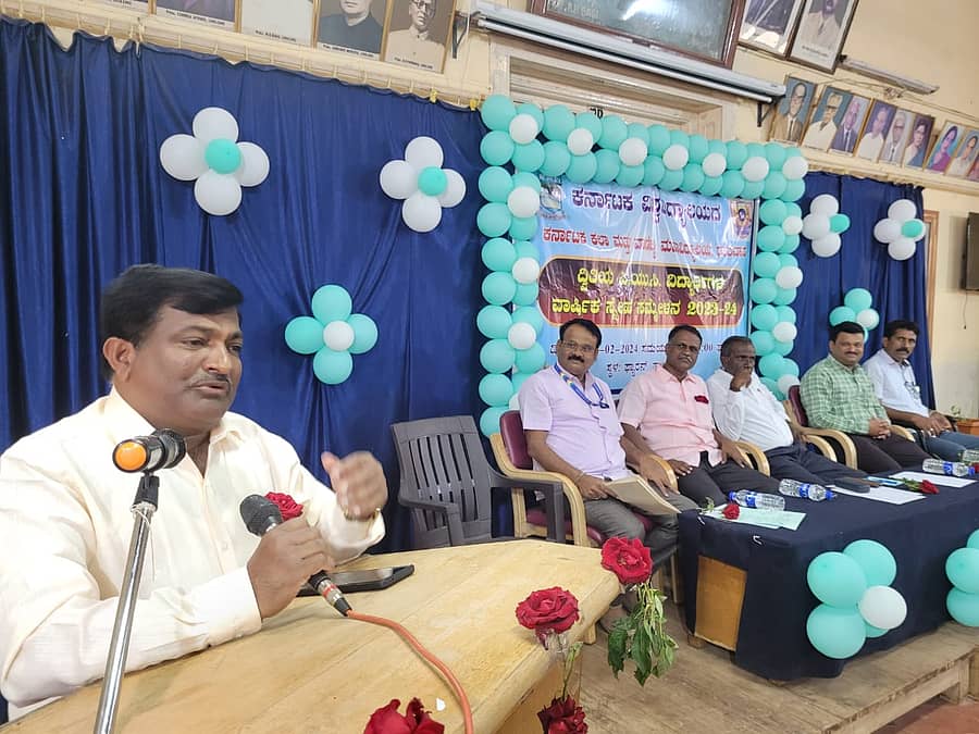 ಧಾರವಾಡದ ಕೆಸಿಡಿ ಕಾಲೇಜಿನ ಫ್ಯಾರೇನ್ ಸಭಾಂಗಣದಲ್ಲಿ ಆಯೋಜಿಸಿದ್ದ ಕಾರ್ಯಕ್ರಮದಲ್ಲಿ  ಎಂ.ಬಿ. ದಳಪತಿ ಮಾತನಾಡಿದರು