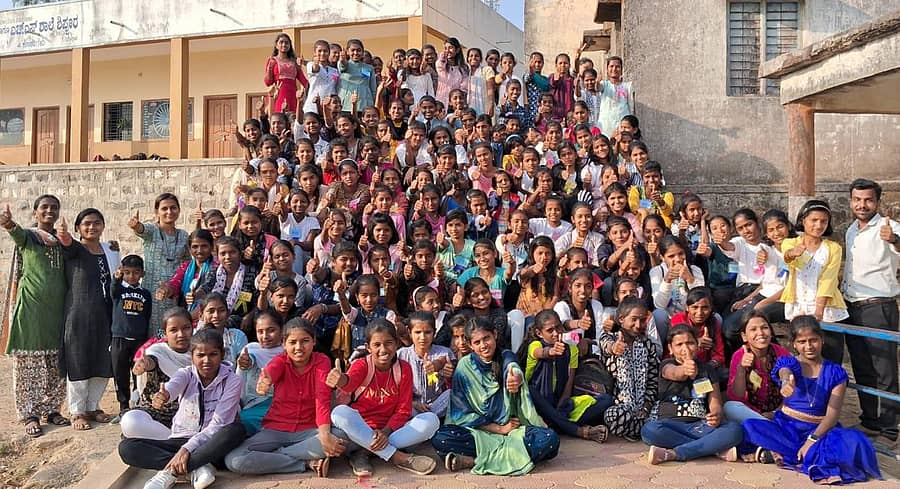 ಹುಕ್ಕೇರಿ ತಾಲ್ಲೂಕಿನ ಹಿಟ್ನಿ ಗ್ರಾಮ ಪಂಚಾಯ್ತಿ ವ್ಯಾಪ್ತಿಯ ಶಿಪ್ಪೂರ ಶಾಲೆಯಲ್ಲಿ ಏರ್ಪಡಿಸಿದ್ದ ಹದಿಹರೆಯದ ಹೆಣ್ಣುಮಕ್ಕಳ ಸಬಲೀಕರಣಕ್ಕಾಗಿ ನಾಯಕತ್ವ ಮತ್ತು ಸಂವಹನ ಶಿಬಿರದಲ್ಲಿಪಾಲ್ಗೊಂಡ ಹೆಣ್ಣುಮಕ್ಕಳು