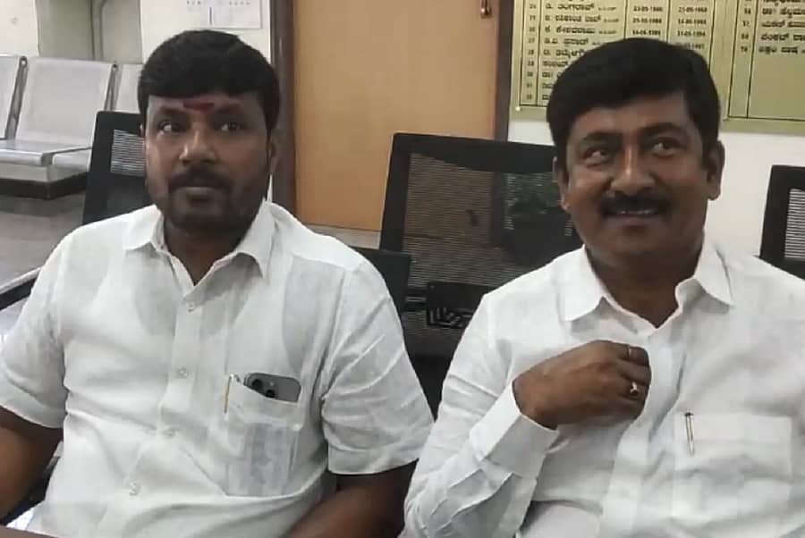 ಕೋಲಾರದ ಜಿಲ್ಲಾಡಳಿತ ಭವನದ ಸಭಾಂಗಣದಲ್ಲಿ ಶುಕ್ರವಾರ ಶಾಸಕ ಕೊತ್ತೂರು ಮಂಜುನಾಥ್ ಹಾಗೂ ವಿಧಾನ ಪರಿಷತ್ ಸದಸ್ಯ ಎಂ.ಎಲ್.ಅನಿಲ್ ಕುಮಾರ್ ಸುದ್ದಿಗಾರರೊಂದಿಗೆ ಮಾತನಾಡಿದರು