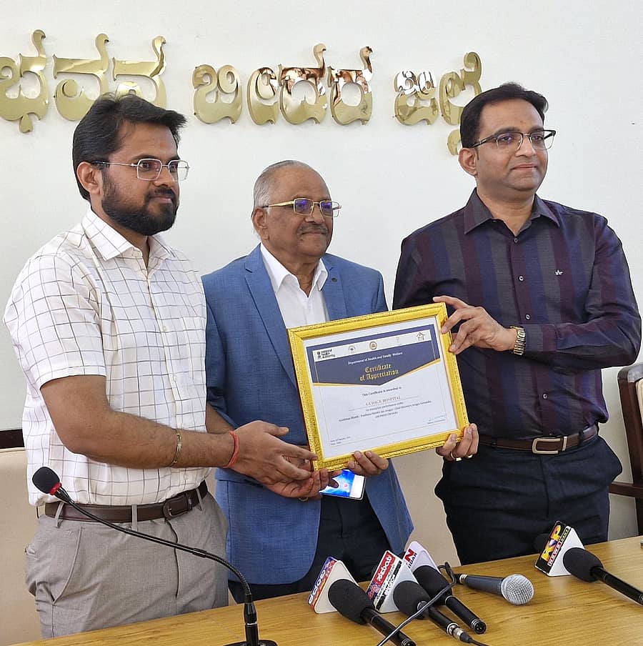 ಸರ್ಕಾರದ ಯೋಜನೆಗಳನ್ನು ಅನುಷ್ಠಾನಗೊಳಿಸುತ್ತಿರುವುದರಿಂದ ರಾಜ್ಯ ಸರ್ಕಾರವು ಗುದಗೆ ಆಸ್ಪತ್ರೆಗೆ ನೀಡಿರುವ ‘ಆಯುಷ್ಮಾನ್ ಭಾರತ ಆರೋಗ್ಯ ಕರ್ನಾಟಕ ಅಚಿವಮೆಂಟ್’ ಪ್ರಶಸ್ತಿಯ ಪ್ರಮಾಣ ಪತ್ರವನ್ನು ಆಸ್ಪತ್ರೆಯ ವೈದ್ಯರಾದ ಡಾ. ಚಂದ್ರಕಾಂತ ಗುದಗೆ, ಡಾ. ನಿತಿನ್ ಗುದಗೆ ಹಾಗೂ ಡಾ. ಸಚಿನ್ ಗುದಗೆ ಪ್ರದರ್ಶಿಸಿದರು