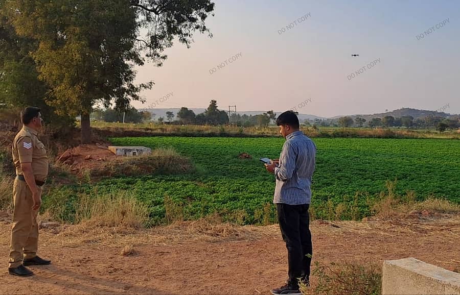 ಜಾಲಹಳ್ಳಿ ಪೊಲೀಸ್ ಠಾಣೆ ವ್ಯಾಪ್ತಿಯ ವಿವಿಧ ಗ್ರಾಮಗಳಲ್ಲಿ ಶುಕ್ರವಾರ ಡ್ರೋನ್ ಕ್ಯಾಮರಾ ದಿಂದ ರೈತರ ಬೆಳೆಗಳ ಮದ್ಯೆ ಯಾರದರೂ ಗಾಂಜಾ ಬೆಳೆದಿದ್ದಾರೆಯೇ ಎನ್ನುವುದನ್ನು ಸೆರೆಹಿಡಿಯಲಾಗಿದೆ.