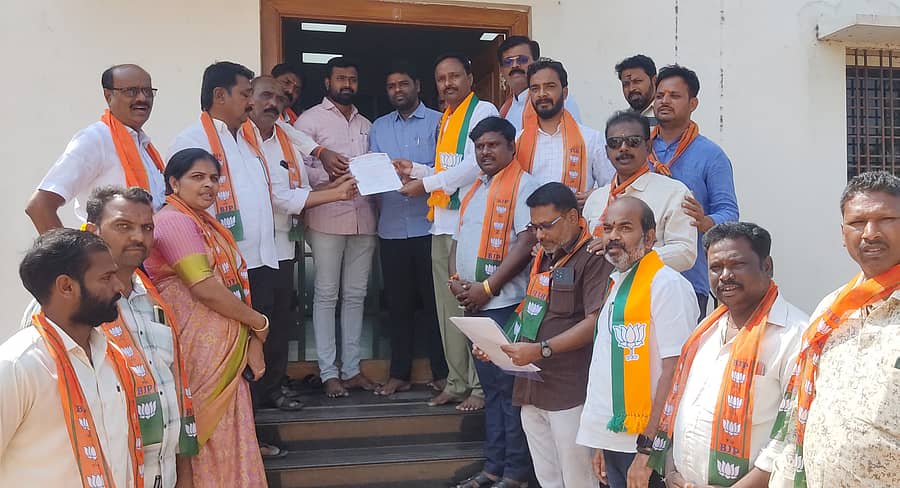 ಕಂಪ್ಲಿ ಕ್ಷೇತ್ರ ಬಿಜೆಪಿ ಮಂಡಲ ಪದಾಧಿಕಾರಿಗಳು ವಿವಿಧ ಬೇಡಿಕೆ ಈಡೇರಿಕೆಗೆ ಒತ್ತಾಯಿಸಿ ಶಾಸಕ ಜೆ.ಎನ್. ಗಣೇಶ್ ಅವರ ಆಪ್ತ ಸಹಾಯಕರಾದ ವಿರುಪಾಕ್ಷಿ, ಧನಂಜಯ ಅವರಿಗೆ ಶನಿವಾರ ಮನವಿ ಸಲ್ಲಿಸಿದರು