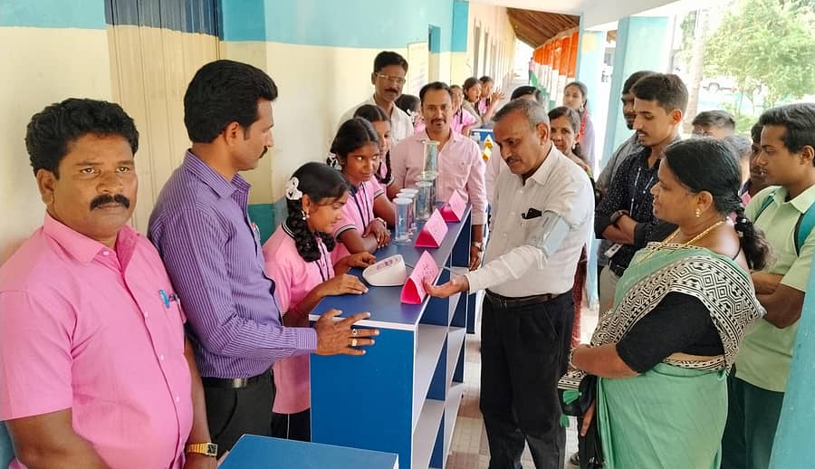 ಚಾಮರಾಜನಗರ ತಾಲ್ಲೂಕಿನ ವೆಂಕಟಯ್ಯನಛತ್ರದ ಸರ್ಕಾರಿ ಪ್ರೌಢಶಾಲೆಯಲ್ಲಿ ನಡೆದ ವಿಜ್ಞಾನ ಪ್ರಯೋಗಾಲಯ ಉದ್ಘಾಟನಾ ಕಾರ್ಯಕ್ರಮದಲ್ಲಿ ಮಕ್ಕಳು ಮಾಡಿದ ಪ್ರಯೋಗಗಳನ್ನು ಡಿಡಿಪಿಐ ರಾಮಚಂದ್ರರಾಜೇ ಅರಸ್ ವೀಕ್ಷಿಸಿದರು. ಶಿಕ್ಷಕರು, ವಿದ್ಯಾರ್ಥಿಗಳು ಪಾಲ್ಗೊಂಡಿದ್ದರು