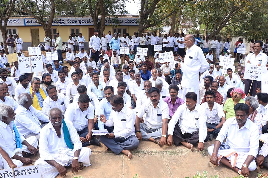 ಕಿಡಿಗೇಡಿಗಳ ವಿರುದ್ಧ ಕ್ರಮಕ್ಕೆ ಆಗ್ರಹಿಸಿ ಜಿಲ್ಲಾ ಕುರುವರ ಸಂಘದ ಆಶ್ರಯದಲ್ಲಿ ಸಮುದಾಯದವರು ಶನಿವಾರ ಚಾಮರಾಜನಗರದಲ್ಲಿ ಪ್ರತಿಭಟನೆ ನಡೆಸಿದರು