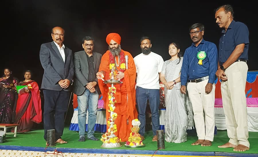 ಹೊನ್ನಾಳಿ ಸಮೀಪದ ಆದಿತ್ಯ ಗುರುಕುಲಂ ಶಾಲೆಯ ವಾರ್ಷಿಕೋತ್ಸವವನ್ನು ಜಗಳೂರು ತಾಲ್ಲೂಕಿನ ಕಣ್ವಗುಪ್ಪೆ ಗವಿಮಠದ ನಾಲ್ವಡಿ ಶಾಂತಲಿಂಗ ಶಿವಾಚಾರ್ಯ ಸ್ವಾಮೀಜಿ ಉದ್ಘಾಟಿಸಿದರು.