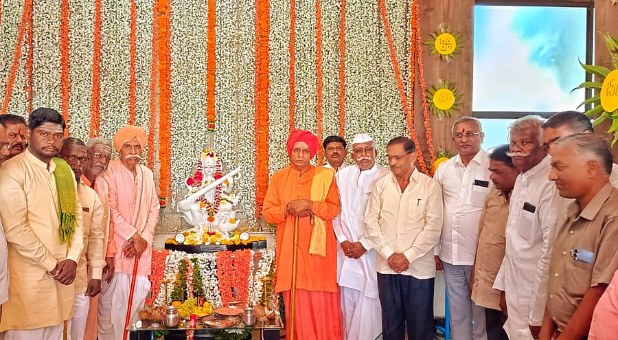 ಬೀಳಗಿಯ ಸ್ವಾಮಿ ವಿವೇಕಾನಂದ ವಿದ್ಯಾಸಂಸ್ಥೆಯಲ್ಲಿ ವಿವಿಧ ಮಠಗಳ ಶ್ರೀಗಳು ಹಾಗೂ ಗಣ್ಯರು ಸರಸ್ವತಿ ಮೂರ್ತಿ ಪ್ರತಿಷ್ಠಾಪನೆ ಮಾಡಿದರು