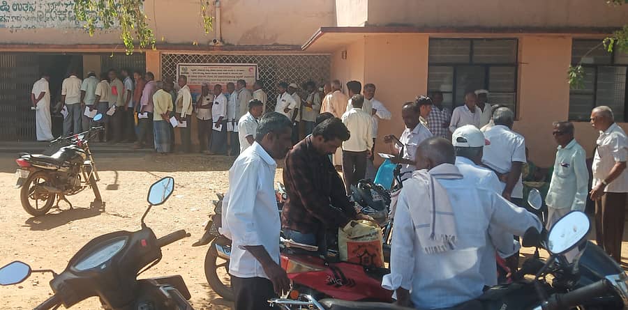 <div class="paragraphs"><p>ಕೊಬ್ಬರಿ ಖರೀದಿ ನೋಂದಣಿಗೆ ಸಾಲಿನಲ್ಲಿ ನಿಂತಿದ್ದ ರೈತರು </p></div>