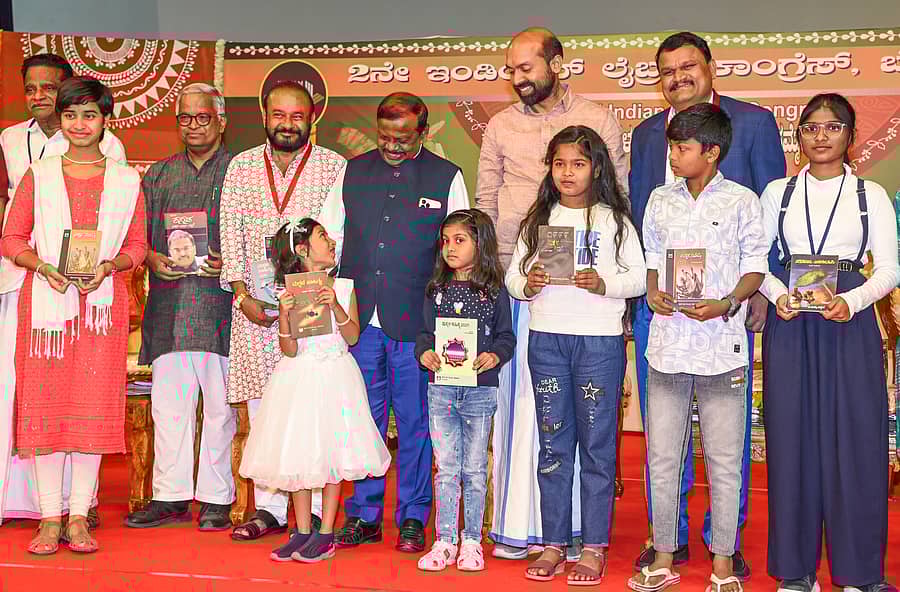 <div class="paragraphs"><p>ಪುರುಷೋತ್ತಮ ಬಿಳಿಮಲೆ ಅವರು ಮಕ್ಕಳಿಗೆ ಪುಸ್ತಕ ನೀಡುವ ಮೂಲಕ ಕಾರ್ಯಕ್ರಮ ಉದ್ಘಾಟಿಸಿದರು. ವಿ. ಶಿವದಾಸನ್, ರಾಜ್ಯಸಭಾ ಸದಸ್ಯ ಎಲ್.ಹನುಮಂತಯ್ಯ ಹಾಗೂ ಸತೀಶ್ ಕುಮಾರ್ ಎಸ್. ಹೊಸಮನಿ ಪಾಲ್ಗೊಂಡಿದ್ದರು </p></div>