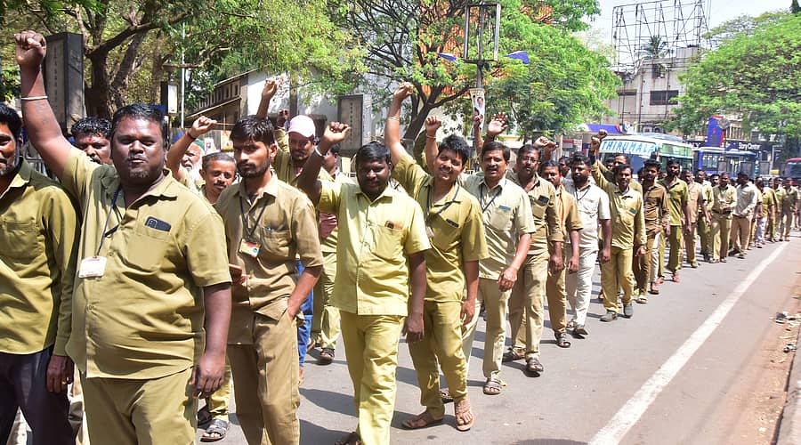 ಹುಬ್ಬಳ್ಳಿಯಲ್ಲಿ ಉತ್ತರ ಕರ್ನಾಟಕ ಆಟೊ ರಿಕ್ಷಾ ಚಾಲಕರ ಸುರಕ್ಷಾ ಸಂಘದ ಸದಸ್ಯರು ವಿವಿಧ ಬೇಡಿಕೆಗಳ ಈಡೇರಿಕೆಗೆ ಆಗ್ರಹಿಸಿ ಸೋಮವಾರ ಪ್ರತಿಭಟನಾ ಮೆರವಣಿಗೆ ನಡೆಸಿದರು