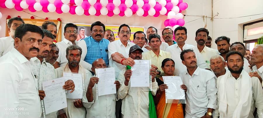 1ಇಪಿ : ಹೊನ್ನಾಳಿ ತಾ ಹನುಮಸಾಗರ ಗ್ರಾಮದ ಸ.ನಂ 122 ರಲ್ಲಿ ಸಾಗುವಳಿ ಮಾಡುತ್ತಿದ್ದ 64 ರೈತರಿಗೆ ಶನಿವಾರ ತಾಲ್ಲೂಕು ಕಚೇರಿ ಸಭಾಂಗಣದಲ್ಲಿ ಶಾಸಕ ಡಿ.ಜಿ.ಶಾಂತನಗೌಡ ಸಾಗುವಳಿ ಚೀಟಿ ವಿತರಿಸಿದರು.