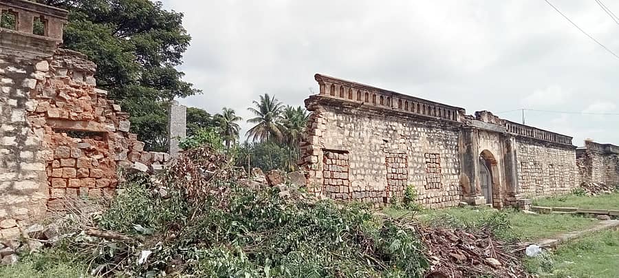 ಶ್ರೀರಂಗಪಟ್ಟಣದ ಶ್ರೀರಂಗನಾಥಸ್ವಾಮಿ ದೇವಾಲಯ ರಸ್ತೆಯಲ್ಲಿರುವ ಸೆಂದಿಲ್ಕೋಟೆ ಕುಸಿಯುತ್ತಿರುವುದು