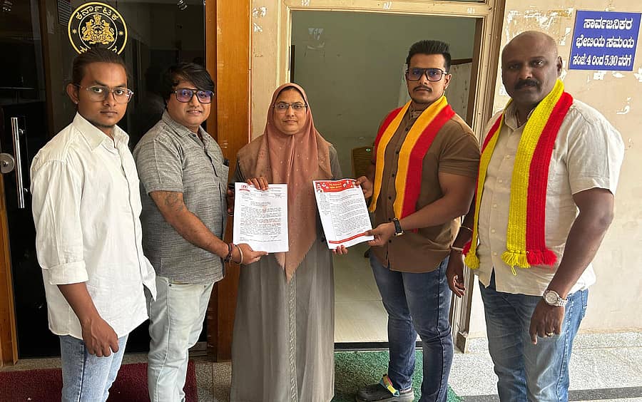 ವಿಶ್ವ ಕರ್ನಾಟಕ ರಕ್ಷಣಾ ವೇದಿಕೆ ಹಾಗೂ ಕರ್ನಾಟಕ ಹ್ಯೂಮನ್ ರೈಟ್ಸ್ ಪ್ಯಾನಲ್ ಹರಿಹರ ಘಟಕದ ಕಾರ್ಯಕರ್ತರು ಹೆಚ್ಚುವರಿ ಜಿಲ್ಲಾಧಿಕಾರಿ ಸೈಯಿದಾ ಆಫ್ರೀನ್ ಬಾನು ಬಳ್ಳಾರಿ ಅವರಿಗೆ ದಾವಣಗೆರೆಯಲ್ಲಿ ಸೋಮವಾರ ಮನವಿ ಸಲ್ಲಿಸಿದರು