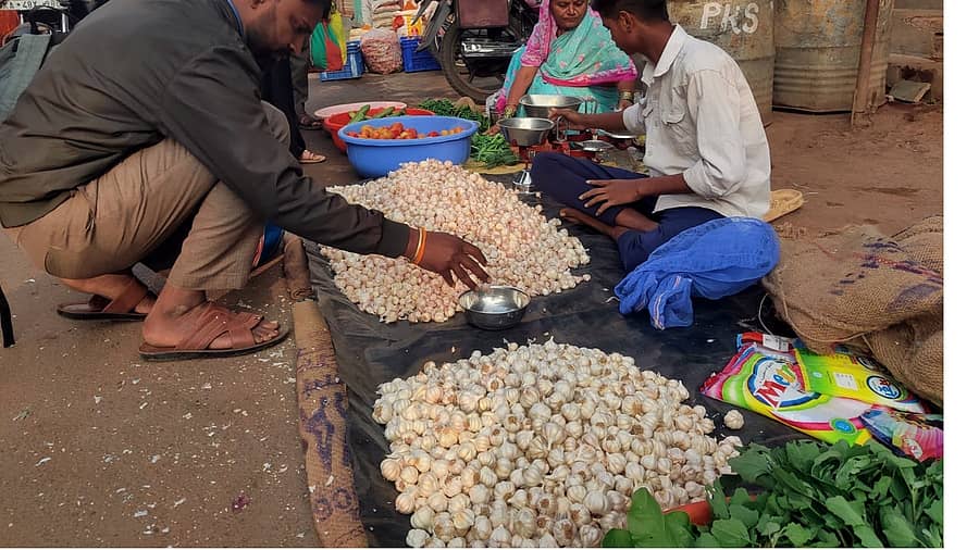 ಬನಹಟ್ಟಿಯ ಮಂಗಳವಾರ ಪೇಟೆಯಲ್ಲಿ ಬೆಳ್ಳುಳ್ಳಿ ಮಾರಾಟ ಮಾಡುತ್ತಿರುವುದು