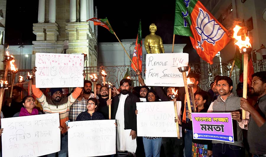 ಮಹಿಳೆಯರಿಗೆ ಕಿರುಕುಳ ನೀಡಿದ ಆರೋಪ ಎದುರಿಸುತ್ತಿರುವ ಟಿಎಂಸಿ ಮುಖಂಡನ ವಿರುದ್ಧ ಬಿಜೆಪಿ ಕಾರ್ಯಕರ್ತರು ಪಶ್ಚಿಮ ಬಂಗಾಳದ ಸಂದೇಶ್ಖಲಿಯಲ್ಲಿ ಪ್ರತಿಭಟನೆ ನಡೆಸಿದರು.
ಪಿಟಿಐ ಚಿತ್ರ