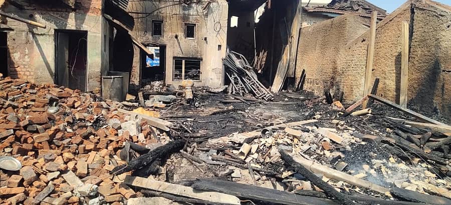 <div class="paragraphs"><p>ಚಿಕ್ಕೋಡಿ ತಾಲ್ಲೂಕಿನ ಅಂಕಲಿ ಗ್ರಾಮದಲ್ಲಿ ಮಂಗಳವಾರ ತಡರಾತ್ರಿ ಆಕಸ್ಮಿಕ ಬೆಂಕಿಯಿಂದ ಸುಟ್ಟುಹೋದ ಮನೆ</p></div>