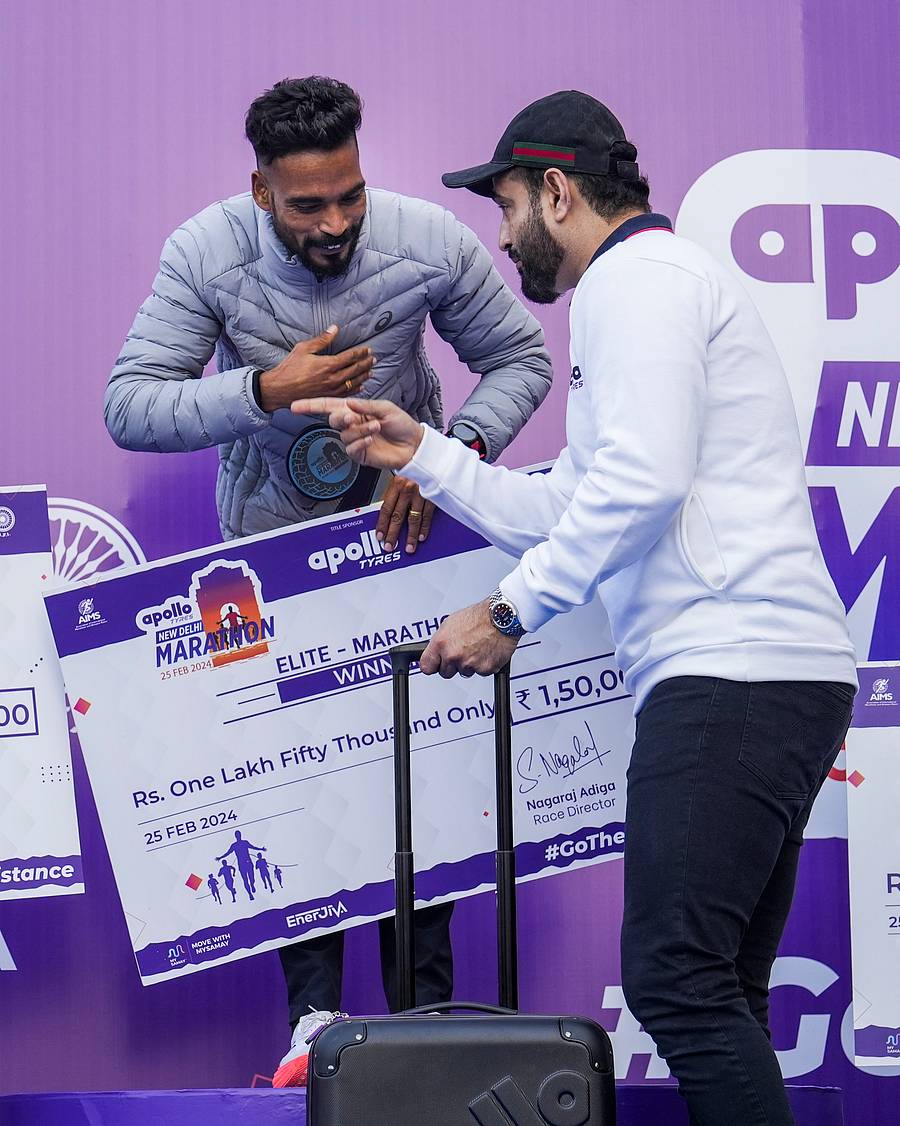 ನವದೆಹಲಿ ಮ್ಯಾರಥಾನ್‌ ಗೆದ್ದ ಗೋಪಿ ಥೋಂಕಾಲ್‌ಗೆ ಕ್ರಿಕೆಟಿಗ ಇರ್ಫಾನ್ ಪಠಾಣ್ ಪ್ರಶಸ್ತಿ ನೀಡಿದರು. ಪಿಟಿಐ ಚಿತ್ರ 
