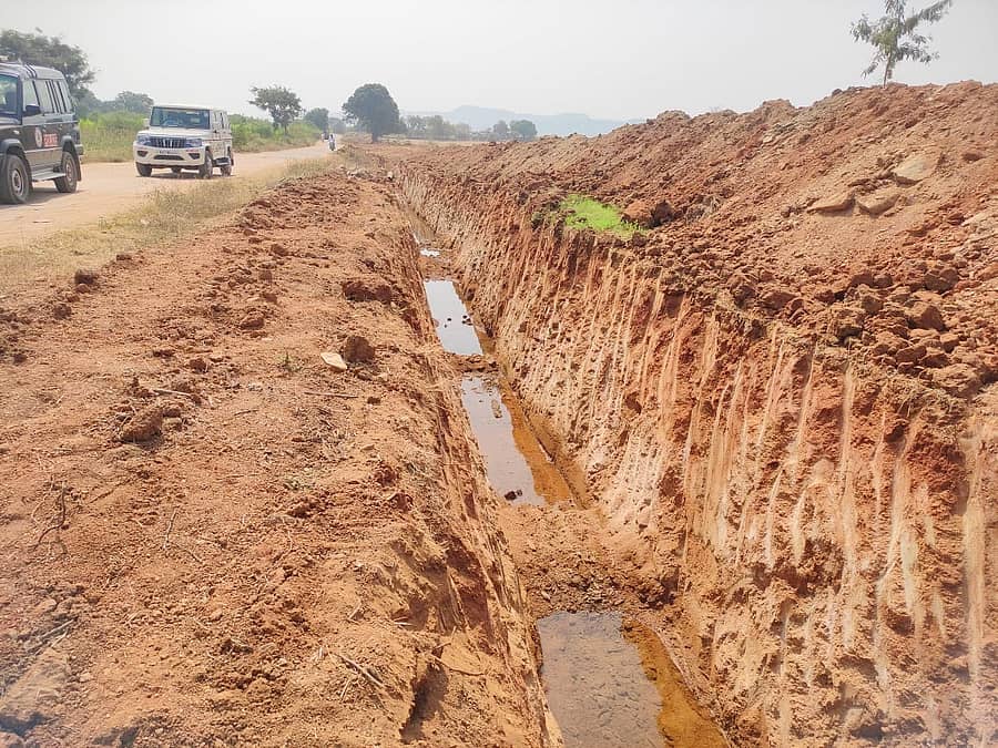 3ಎಸ್ಎಚ್ ಪಿ 1: ಶಹಾಪುರ ನಗರದ ಹೊಲವಲಯದ ಹಾಲಬಾವಿ ರಸ್ತೆಯ ಬಳಿ ಎಸ್.ಬಿಸಿ ಕಾಲುವೆಯಿಂದ ಕೆರೆಗೆ ನೀರು ತುಂಬಿಸಲು ಪೈಪ್ ಲೈನ್ ಅಳವಡಿಸಲು ಕೆಲಸ ಪ್ರಗತಿಯಲ್ಲಿದೆ