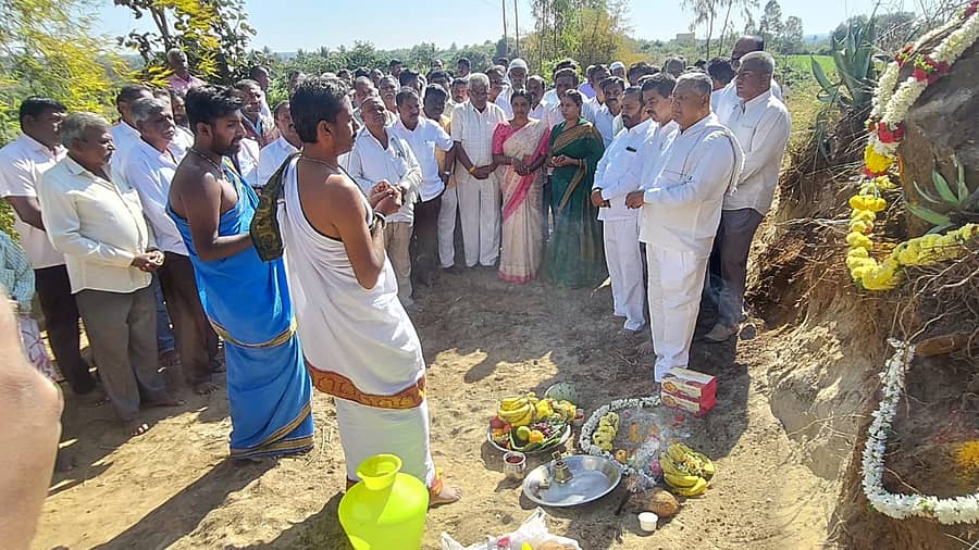 ಕೆಜಿಎಫ್ ತಾಲ್ಲೂಕು ಕದರಿಗಾನಕುಪ್ಪ ಗ್ರಾಮದ ಬಳಿ ಬುಧವಾರ ಹೈಟೆಕ್ ಎಪಿಎಂಸಿ ಮಾರುಕಟ್ಟೆ ನಿರ್ಮಾಣಕ್ಕೆ ಪೂಜೆ ನೆರವೇರಿತು