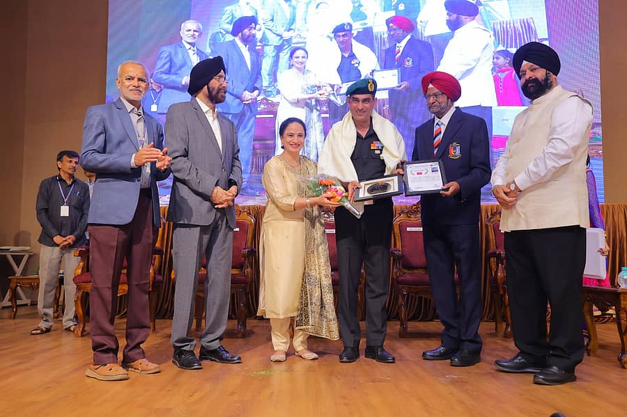 ಬೀದರ್ನ ಗುರುನಾನಕ ದೇವ್ ಎಂಜಿನಿಯರಿಂಗ್ ಕಾಲೇಜಿನಲ್ಲಿರುವ ಗುರುಭವನದಲ್ಲಿ ಶನಿವಾರ ನಡೆದ ಹಳೆ ವಿದ್ಯಾರ್ಥಿಗಳ ಸಮಾಗಮದಲ್ಲಿ ಪಾಲ್ಗೊಂಡಿದ್ದ ಹಳೆಯ ವಿದ್ಯಾರ್ಥಿಗಳು