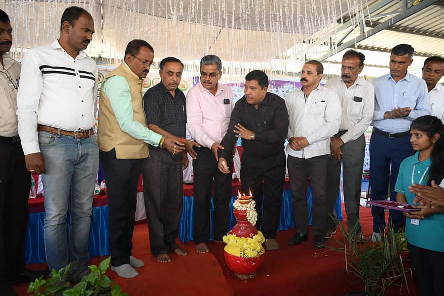 <div class="paragraphs"><p>ರಾಮನಗರದ ನ್ಯೂ ಎಕ್ಸ್‌ಪರ್ಟ್ ಪದವಿ ಪೂರ್ವ ಕಾಲೇಜಿನಲ್ಲಿ&nbsp; ಎಸ್‍ಎಸ್‍ಎಲ್‍ಸಿ ವಿದ್ಯಾರ್ಥಿಗಳಿಗಾಗಿ ಹಮ್ಮಿಕೊಂಡಿದ್ದ ವೃತ್ತಿ ಮಾರ್ಗದರ್ಶನ ಹಾಗೂ ಎಸ್‌ಎಸ್ಎಲ್‌ಸಿ ನಂತರ ಮುಂದೇನು?ಶಾಂತಿನಿಕೇತನ ಸಮೂಹ ಶಿಕ್ಷಣ ಶಿಕ್ಷಣ ಸಂಸ್ಥೆಗಳ ಸಂಸ್ಥಾಪಕ ಕಾರ್ಯದರ್ಶಿ ಕುಮಾರಸ್ವಾಮಿ ಆರ್. ಉದ್ಘಾಟಿಸಿದರು.</p></div>