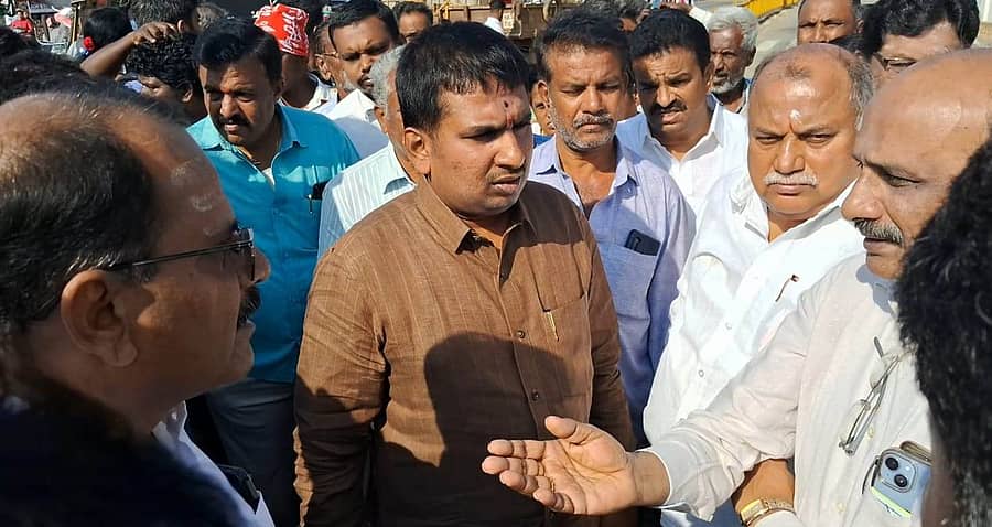 ಮಾಗಡಿ ತಾಲ್ಲೂಕಿನ ಸೋಲೂರು ಸರ್ಕಾರಿ ಬಸ್ ನಿಲ್ದಾಣಕ್ಕೆ ಸೋಮವಾರ ನೆಲಮಂಗಲ ಶಾಸಕ ಎನ್.ಶ್ರೀನಿವಾಸ್ ಭೇಟಿ ನೀಡಿ, ಸಾರ್ವಜನಿಕರ ಸಮಸ್ಯೆ ಆಲಿಸಿದರು