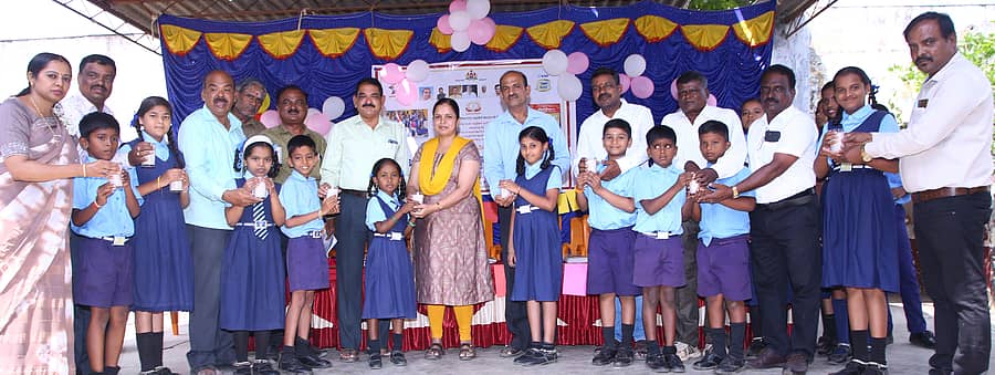 ಚಾಮರಾಜನಗರದ ಸಂತೇಮರಹಳ್ಳಿ ರಸ್ತೆಯ ಉಪ್ಪಾರ ಬೀದಿಯಲ್ಲಿರುವ ಸರ್ಕಾರಿ ಶಾಲೆಯಲ್ಲಿ ಗುರುವಾರ, ಮಕ್ಕಳಿಗೆ ಹಾಲಿನೊಂದಿಗೆ ರಾಗಿ ಹೆಲ್ತ್ ಮಿಕ್ಸ್ ವಿತರಿಸುವ ಯೋಜನೆಗೆ ಚಾಲನೆ ನೀಡಲಾಯಿತು. ತಾಲ್ಲೂಕು ಪಂಚಾಯಿತಿ ಇಒ ಪೂರ್ಣಿಮಾ ಹಾಗೂ ಶಿಕ್ಷಣ ಇಲಾಖೆ ಅಧಿಕಾರಿಗಳು ಮಕ್ಕಳಿಗೆ ರಾಗಿ ಪೇಯ ನೀಡಿದರು