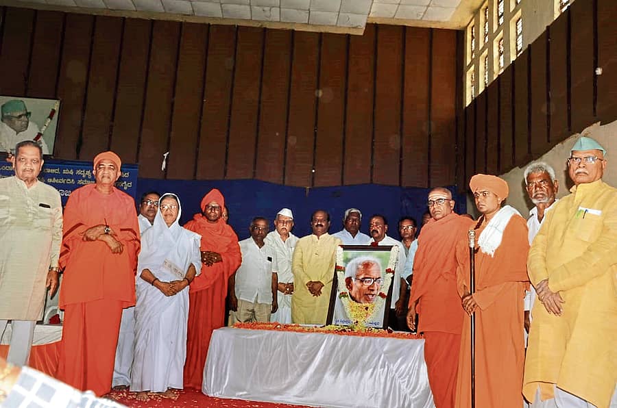 ಗದಗ ನಗರದ ಎಪಿಎಂಸಿ ಪ್ರಾಂಗಣದಲ್ಲಿರುವ ಕೆ.ಎಚ್‌.ಪಾಟೀಲ ಸಭಾಭವನದಲ್ಲಿ ಸೋಮವಾರ ನಡೆದ ಗುರು ಸ್ಮರಣೆ ಕಾರ್ಯಕ್ರಮದಲ್ಲಿ ಗಣ್ಯರು ಸಿದ್ಧೇಶ್ವರ ಶ್ರೀ ಭಾವಚಿತ್ರಕ್ಕೆ ಪುಷ್ಪನಮನ ಸಲ್ಲಿಸಿದರು