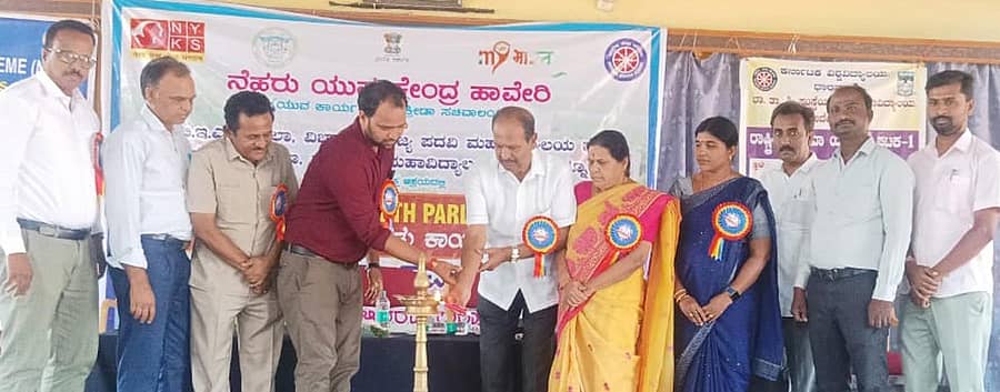 ರಾಣೆಬೆನ್ನೂರಿನ ಆರ್‌ಟಿಇಎಸ್‌ ಮಹಾವಿದ್ಯಾಲಯದಲ್ಲಿ ನಡೆದ ನೆರೆ-ಹೊರೆ ಯುವ ಸಂಸತ್ ಕಾರ್ಯಕ್ರಮವನ್ನು ಆರ್‌ಟಿಇಎಸ್‌ ಸಂಸ್ಥೆಯ ಅಧ್ಯಕ್ಷ ಸುಭಾಸ ಸಾವುಕಾರ ಕಾರ್ಯಕ್ರಮ ಉದ್ಘಾಟಿಸಿದರು