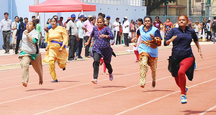 ತುಮಕೂರು ಜಿಲ್ಲಾ ಕ್ರೀಡಾಂಗಣದಲ್ಲಿ ಬುಧವಾರ ಸರ್ಕಾರಿ ನೌಕರರ ಜಿಲ್ಲಾ ಮಟ್ಟದ ಕ್ರೀಡಾಕೂಟದಲ್ಲಿ ಓಟದ ಸ್ಪರ್ಧೆ