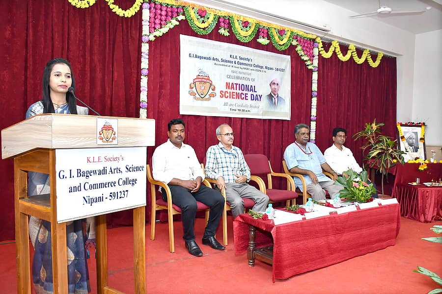 ನಿಪ್ಪಾಣಿಯ ಜಿ.ಐ. ಬಾಗೇವಾಡಿ ಮಹಾವಿದ್ಯಾಲಯದಲ್ಲಿ 38ನೇ ರಾಷ್ಟ್ರೀಯ ವಿಜ್ಞಾನ ದಿನಾಚರಣೆ ಅಂಗವಾಗಿ ಆಯೋಜಿಸಿದ್ದ ಸಮಾರಂಭದಲ್ಲಿ ಪ್ರೊ.ಮಾಧವಿ ಅವಳೇಕರ ಮಾತನಾಡಿದರು