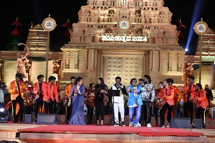 ಹಂಪಿ ಉತ್ಸವದಲ್ಲಿ ಶನಿವಾರ ಮಧ್ಯರಾತ್ರಿ ತಮ್ಮ ಹಾಡುಗಳ ಮೂಲಕ ಮನರಂಜಿಸಿದ ವಿ.ಹರಿಕೃಷ್ಣ ತಂಡ  –ಪ್ರಜಾವಾಣಿ ಚಿತ್ರ