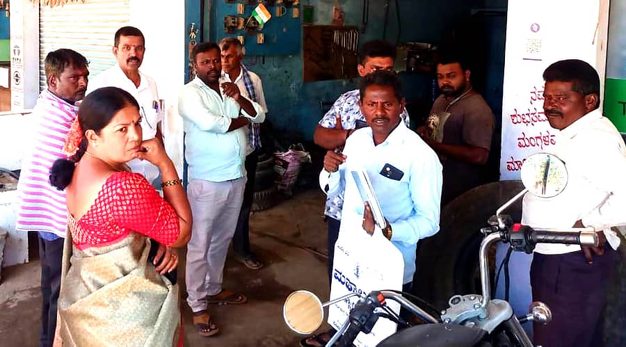 ವಿಜಯಪುರ ಹೋಬಳಿ ಹಾರೋಹಳ್ಳಿ ಗ್ರಾಮ ಪಂಚಾಯಿತಿ ಅಧಿಕಾರಿಗಳು ವಾಣಿಜ್ಯ ಪರವಾನಗಿ ಪಡೆಯದವರಿಂದ ತೆರಿಗೆ ವಸೂಲಿ ಮಾಡಿದರು