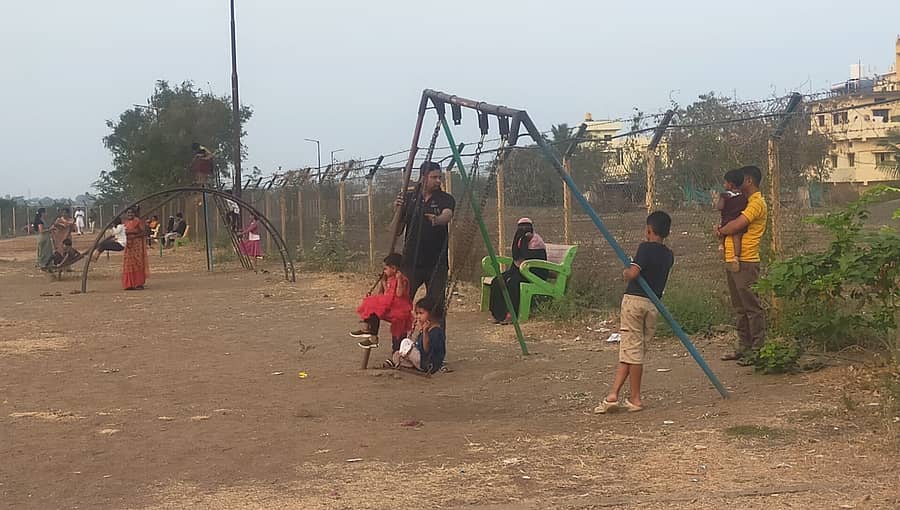 ಭಾಲ್ಕಿಯಲ್ಲಿರುವ ಸಣ್ಣ ನೀರಾವರಿ ಇಲಾಖೆಯ ಕೆರೆಯ ಸುತ್ತದ ನಡಿಗೆ ಪಥ ಪಕ್ಕದ ಮಕ್ಕಳ ಉದ್ಯಾನದಲ್ಲಿನ ಜೋಕಾಲಿಯ ಒಂದು ಕಂಬವೇ ಕಿತ್ತು ಹೋಗಿದೆ