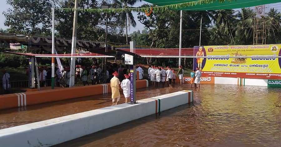 ಐಕಳಬಾವ ಕಾಂತಾಬಾರೆ ಬೂದಾಬಾರೆ ಕಂಬಳದಲ್ಲಿ ಜಾಲರಿ ಇರುವ 'ಗೇಟ್‘ ಅಳವಡಿಸಿರುವುದು