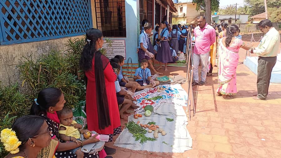 ಮಕ್ಕಳ ಸಂತೆಯಲ್ಲಿ ಗ್ರಾಹಕರು ತರಕಾರಿ ಖರೀದಿ ಮಾಡಿದರು