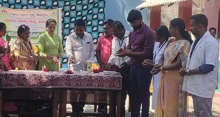 ಸಂತೇಮರಹಳ್ಳಿ ಸಮೀಪದ ಕಣ್ಣೇಗಾಲ ಗ್ರಾಮದ ಸರ್ಕಾರಿ ಉನ್ನತ್ತೀಕರಿಸಿದ ಹಿರಿಯ ಪ್ರಾಥಮಿಕ ಶಾಲೆಯಲ್ಲಿ ಸಮುದಾಯ ಆರೋಗ್ಯ ಕೇಂದ್ರದ ವತಿಯಿಂದ ನಡೆದ ಹದಿ ಹರೆಯದವರ ಆರೋಗ್ಯ ದಿನಾಚರಣೆ ಕಾರ್ಯಕ್ರಮವನ್ನು ಗ್ರಾಮಪಂಚಾಯಿತಿ ಅಧ್ಯಕ್ಷ ಮಾದೇಶ್ ಉದ್ಘಾಟಿಸಿದರು