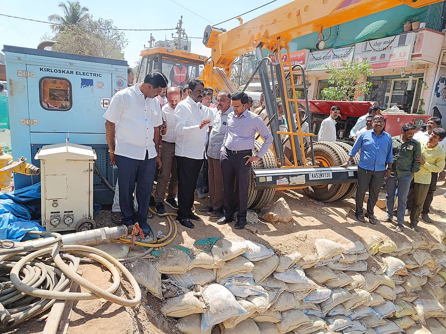 ನೆಲಗದರನಹಳ್ಳಿ ಮುಖ್ಯ ರಸ್ತೆಯ ಕಾವೇರಿ ಐದನೇ ಹಂತದ ಯೋಜನೆ ಕಾಮಗಾರಿಯನ್ನು ಶಾಸಕ ಎಸ್‌. ಮುನಿರಾಜು, ಎಂಜಿನಿಯರ್‌ಗಳು, ಅಧಿಕಾರಿಗಳು ಪರಿಶೀಲಿಸಿದರು